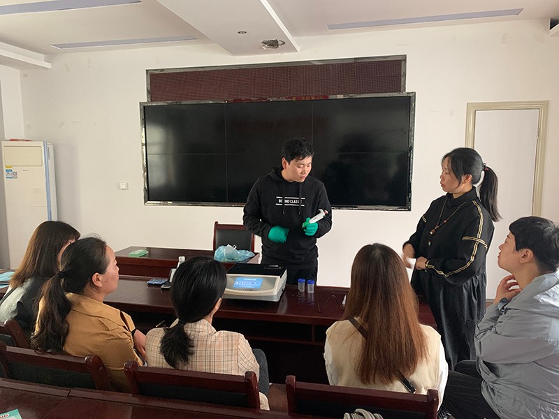 U8国际售后在漯河市某农技服务单位开展农残速测仪技术培训